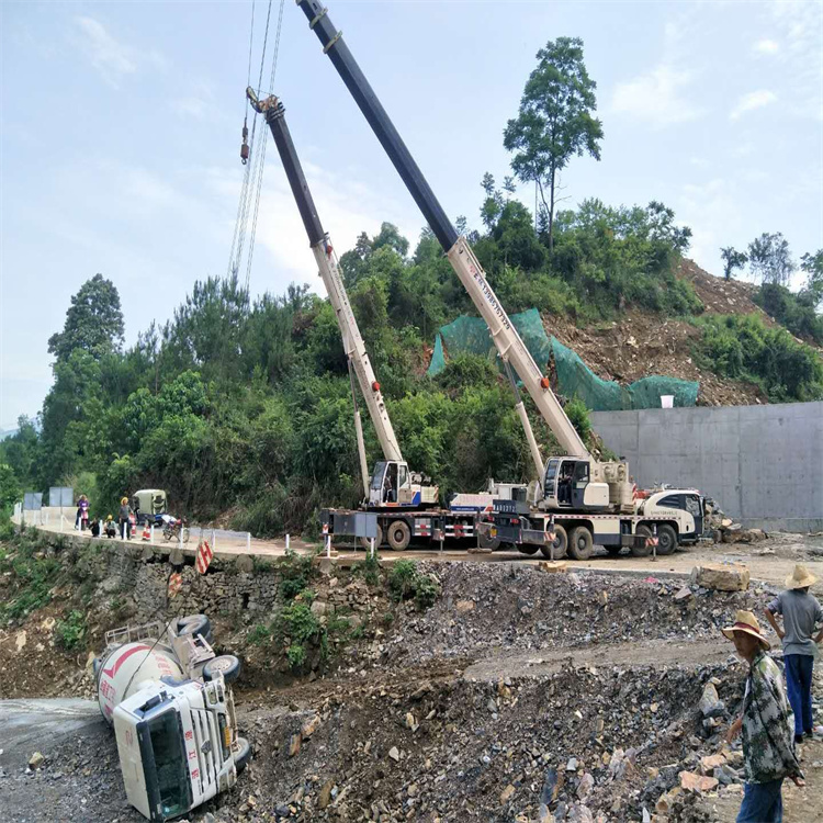 广元汽车掉沟里叫吊车救援要多少钱